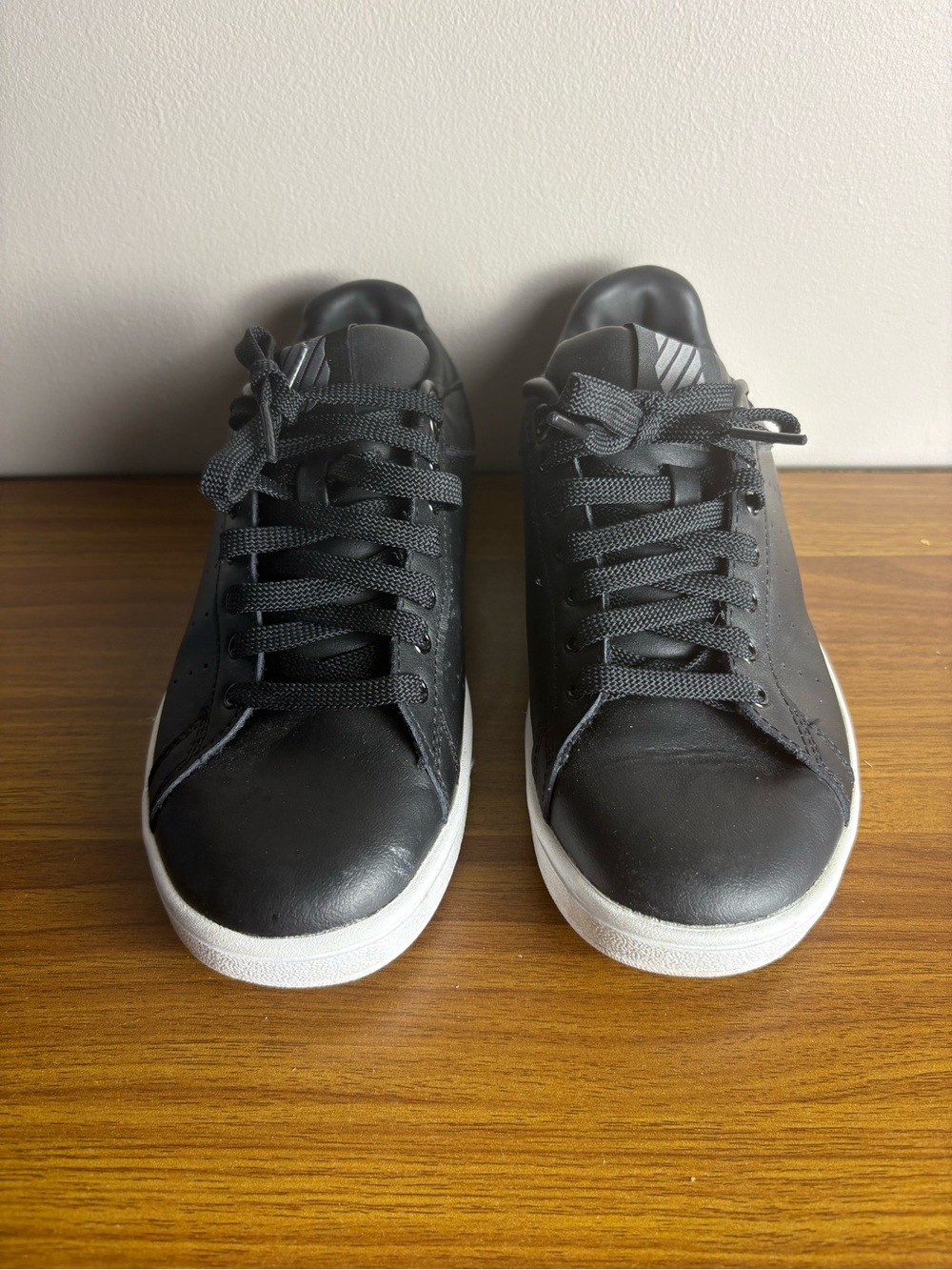Black K-Swiss Low-Top Women's Classic Sneakers with White Sole Size 7